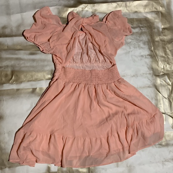 Feminine flowy peach colored dress with tie in the back , lightweight lining - Picture 6 of 7